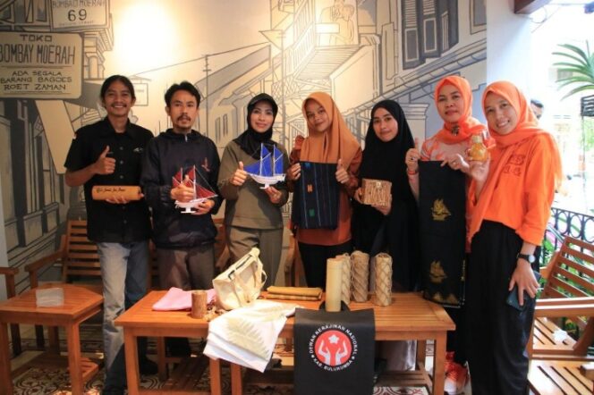 
					Sri Suparni Bahlil Lahadalia bersama Ketua Dekranasda dan beberapa perajin milenial Bulukumba di Cafe Mama, Makassar, Ahad (18/12/2022). (Ist)