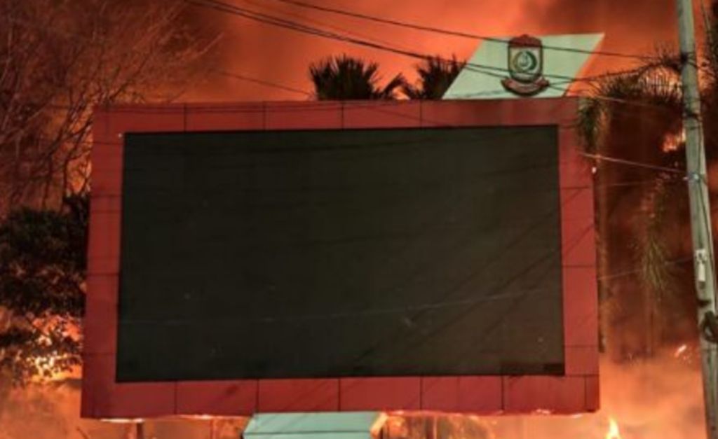 Kebakaran di Gedung DPRD Makassar akibat demo.