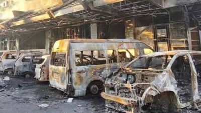 Mobil dan kantor DPRD Kota Makassar hangus terbakar. Foto ist