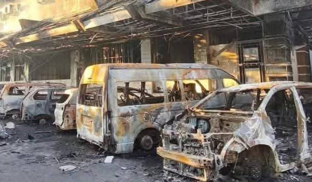 Mobil dan kantor DPRD Kota Makassar hangus terbakar. Foto ist