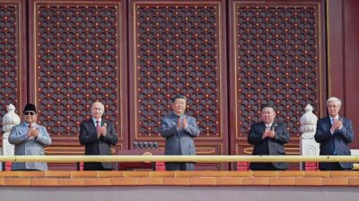 Foto Presiden Republik Indonesia, Prabowo Subianto, berdiri sejajar dengan Presiden Rusia Vladimir Putin. Foto ist