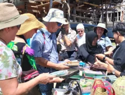 Lagi, Puluhan Wisman Mengunjungi Kawasan Pembuat Kapal Pinisi Bulukumba