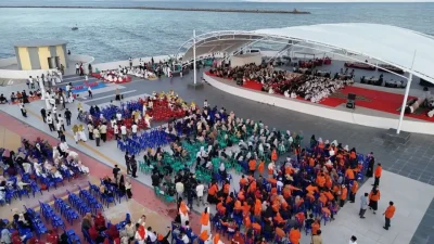 Warga Bulukumba memadati Pantai Merpati saat ngabuburit sambil menunggu azan magrib pada awal Ramadan.