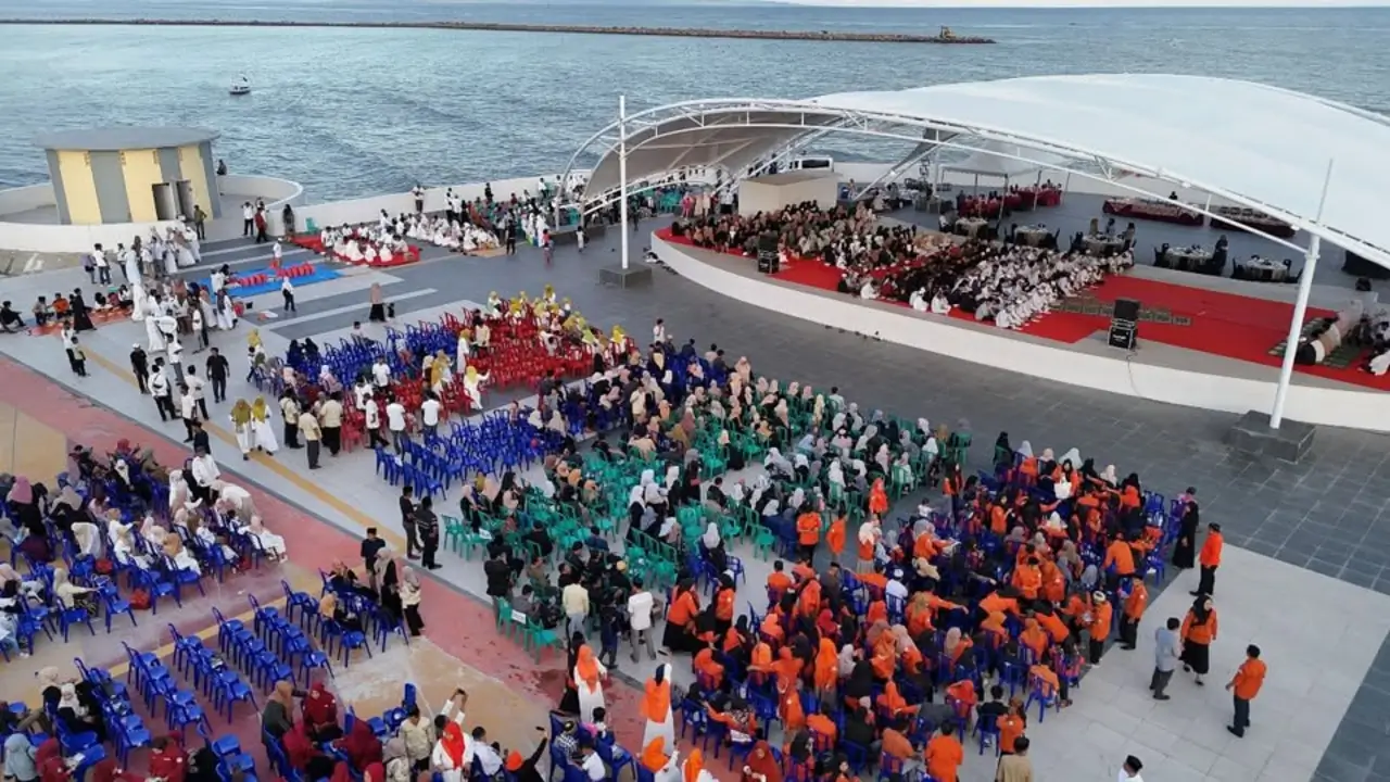Warga Bulukumba memadati Pantai Merpati saat ngabuburit sambil menunggu azan magrib pada awal Ramadan.