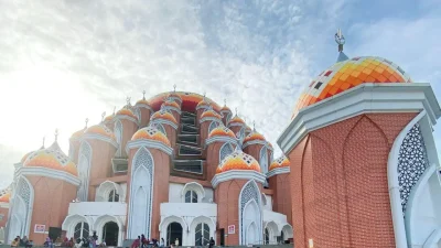 Ramadan di Kota Makassar dimulai 19 Februari dengan imsak 04.42 WITA dan buka puasa 18.27 WITA, diwarnai tradisi ngabuburit dan ibadah.