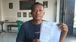 Warga menunjukkan tagihan listrik yang melonjak dan mempersoalkan sistem pembayaran PLN di Bulukumba. Foto ist