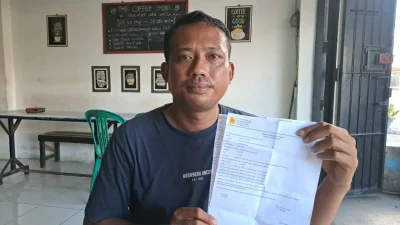 Warga menunjukkan tagihan listrik yang melonjak dan mempersoalkan sistem pembayaran PLN di Bulukumba. Foto ist