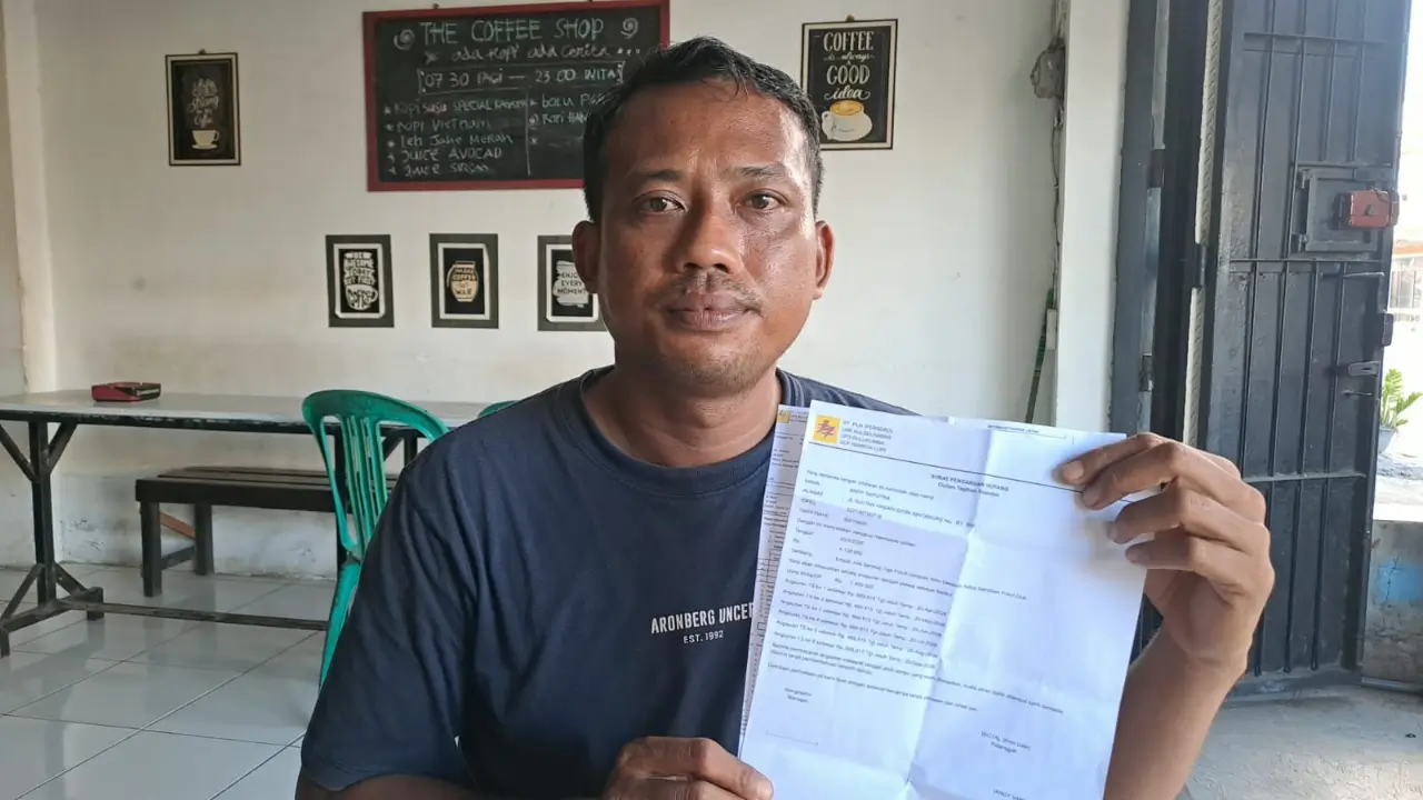 Warga menunjukkan tagihan listrik yang melonjak dan mempersoalkan sistem pembayaran PLN di Bulukumba. Foto ist