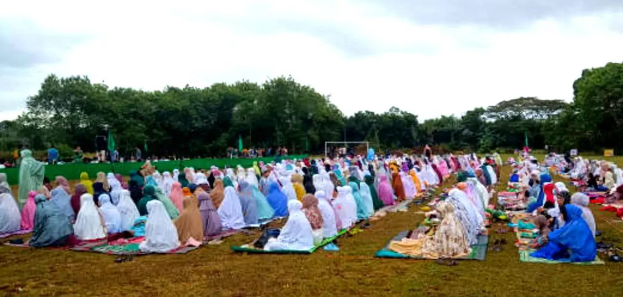 Sholat Idul Fitri di lapangan. Foto PP Muhammadiyah