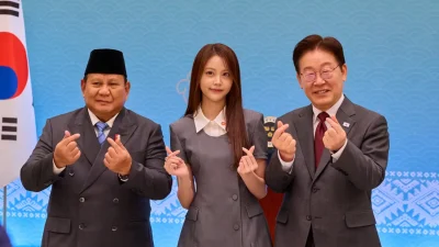 Carmen Hearts2Hearts diapit presiden Korsel dan Indonesia. Foto dok Jaemyung_Lee/X