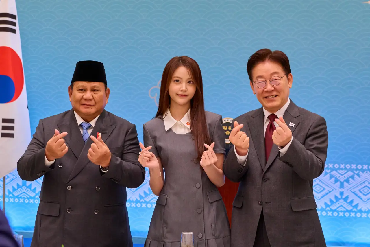 Carmen Hearts2Hearts diapit presiden Korsel dan Indonesia. Foto dok Jaemyung_Lee/X