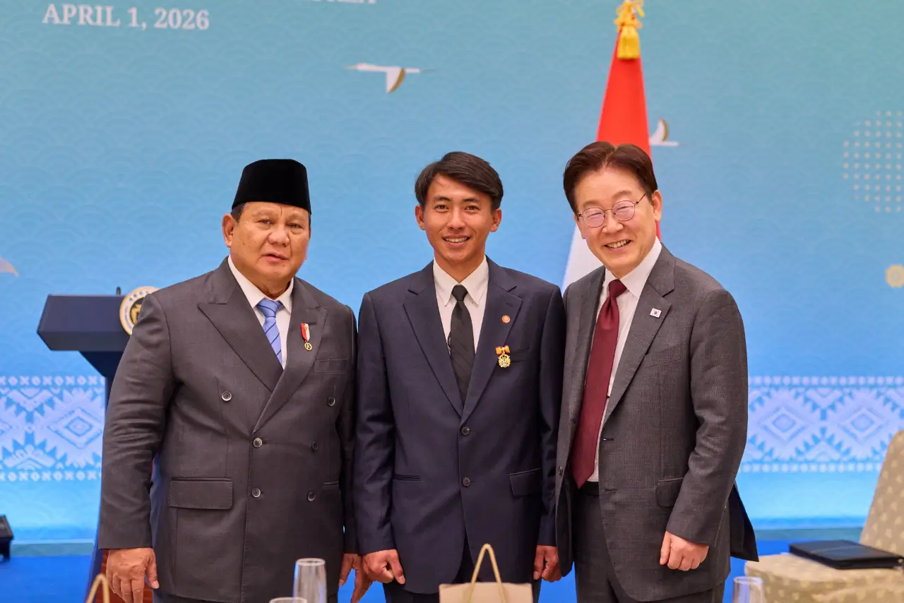 Presiden Lee terlihat bareng Presiden Indonesia, Prabowo Subianto, dan seorang pria WNI bernama Sugianto. 