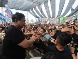 Diiringi Tipe-X, Prabowo Joget di Atas Panggung May Day 2026