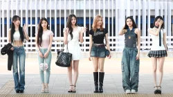 Enam personel BABYMONSTER berdiri berjajar di bandara