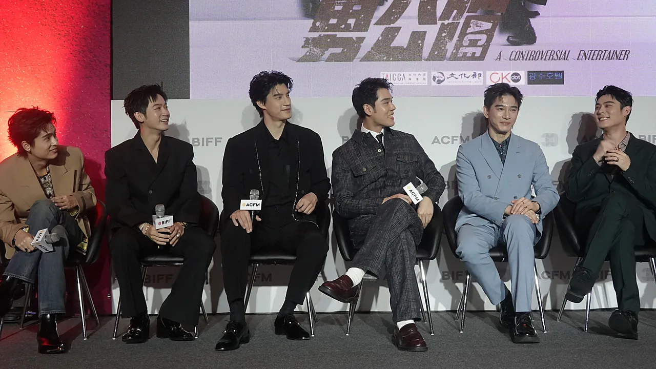 Enam pemeran duduk berjajar di konferensi pers Busan International Film Festival