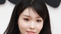 Wajah Chungha dari dekat dengan rambut panjang tergerai