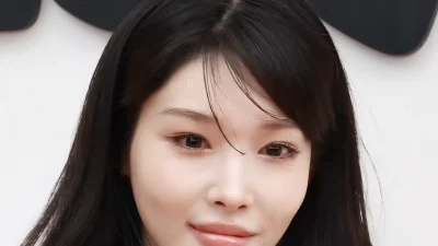 Wajah Chungha dari dekat dengan rambut panjang tergerai