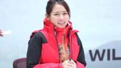Son Ye-jin tersenyum mengenakan jaket outdoor merah pada acara jumpa penggemar