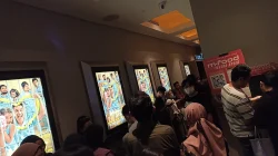 Pengunjung mengantre di lobi bioskop Indonesia di depan deretan poster film yang sedang tayang