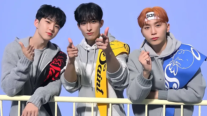 Hoshi bersama dua personel subunit BSS SEVENTEEN berpose menunjuk kamera