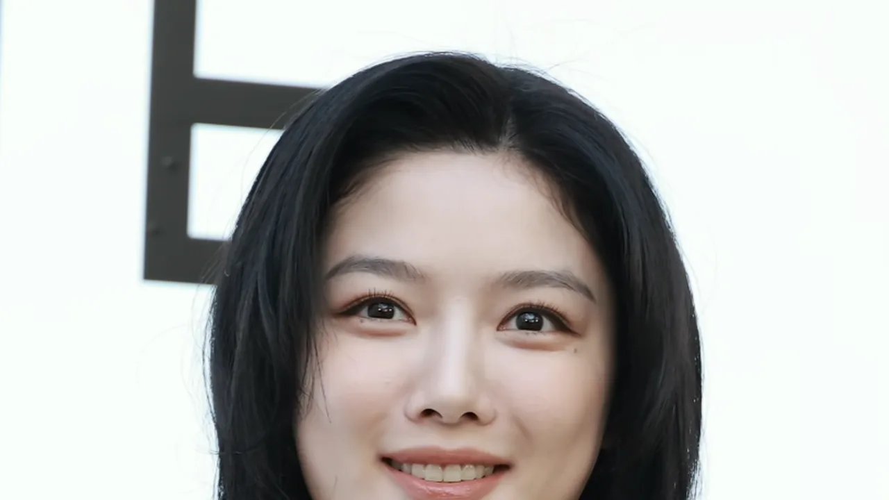 Wajah Kim Yoo-jung tersenyum dengan rambut pendek sebahu