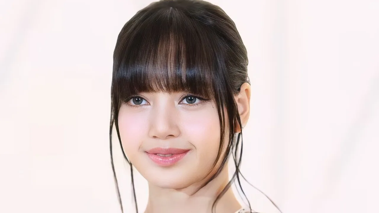 Wajah Lisa BLACKPINK dari dekat dengan poni khasnya tersenyum tipis