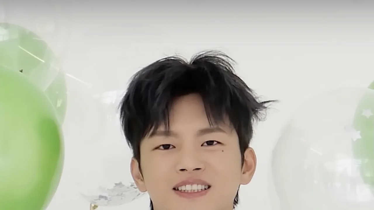Seo In-guk tersenyum lebar dengan kemeja ungu muda di antara balon