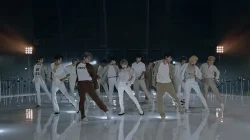 Tiga belas personel SEVENTEEN menari serempak di panggung Ready to Love