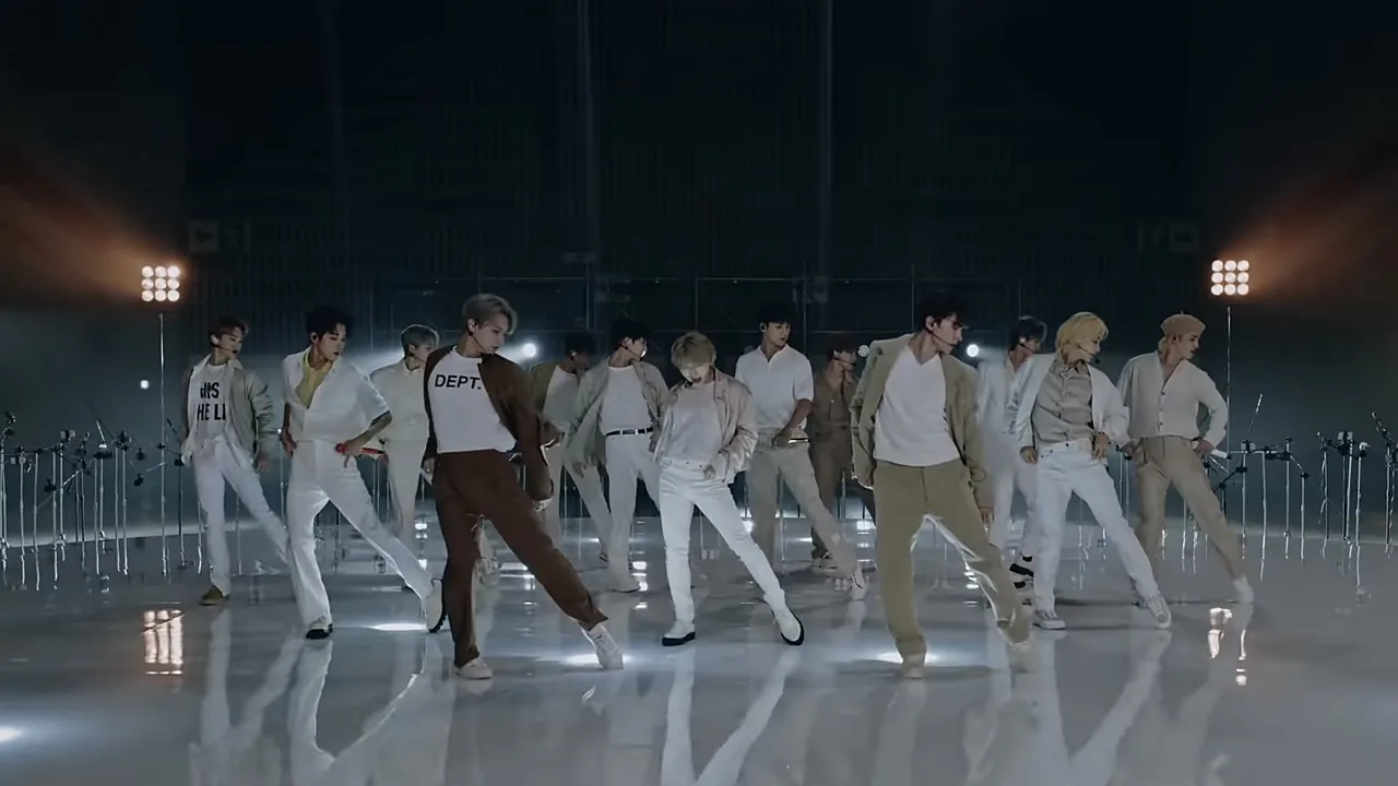 Tiga belas personel SEVENTEEN menari serempak di panggung Ready to Love