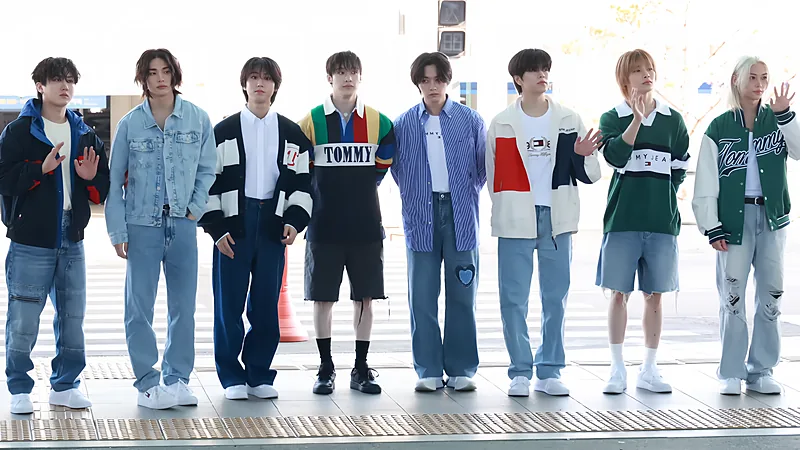 Delapan personel Stray Kids berpose di Bandara Incheon