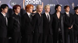 Para personel Stray Kids berjas hitam berjajar di karpet merah Golden Disc Awards