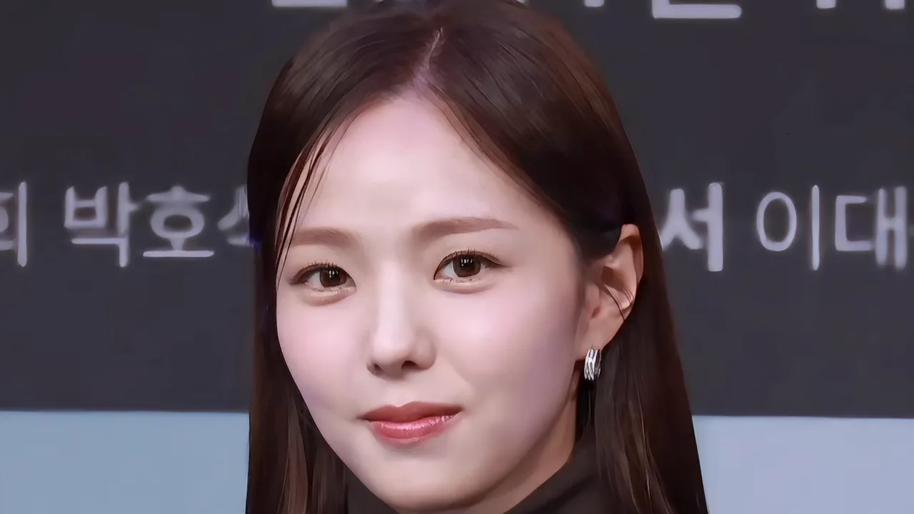 Wajah Chae Soo-bin dari dekat dengan rambut panjang lurus di jumpa pers