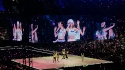 Personel TWICE melambai ke penonton arena dengan layar raksasa di konser This Is For Vancouver