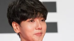 Wajah Yesung Super Junior dari dekat dengan anting perak di karpet merah