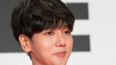 Wajah Yesung Super Junior dari dekat dengan anting perak di karpet merah