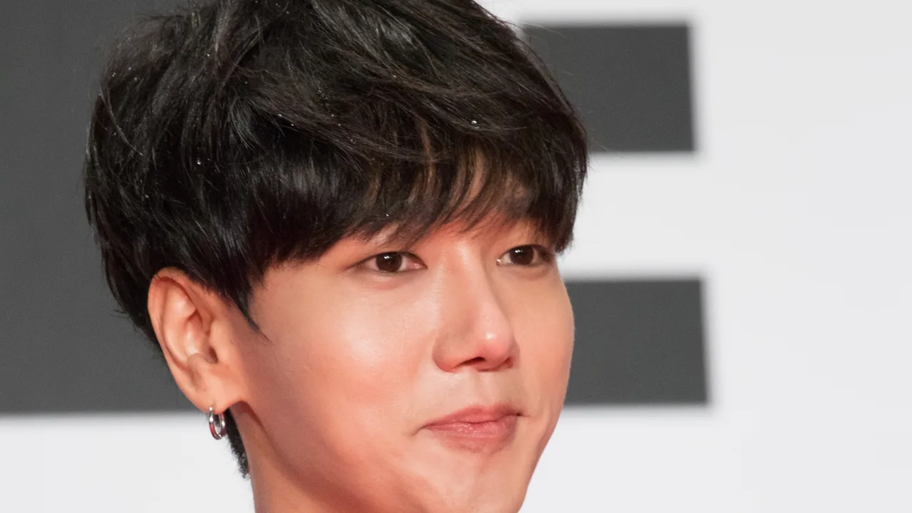 Wajah Yesung Super Junior dari dekat dengan anting perak di karpet merah