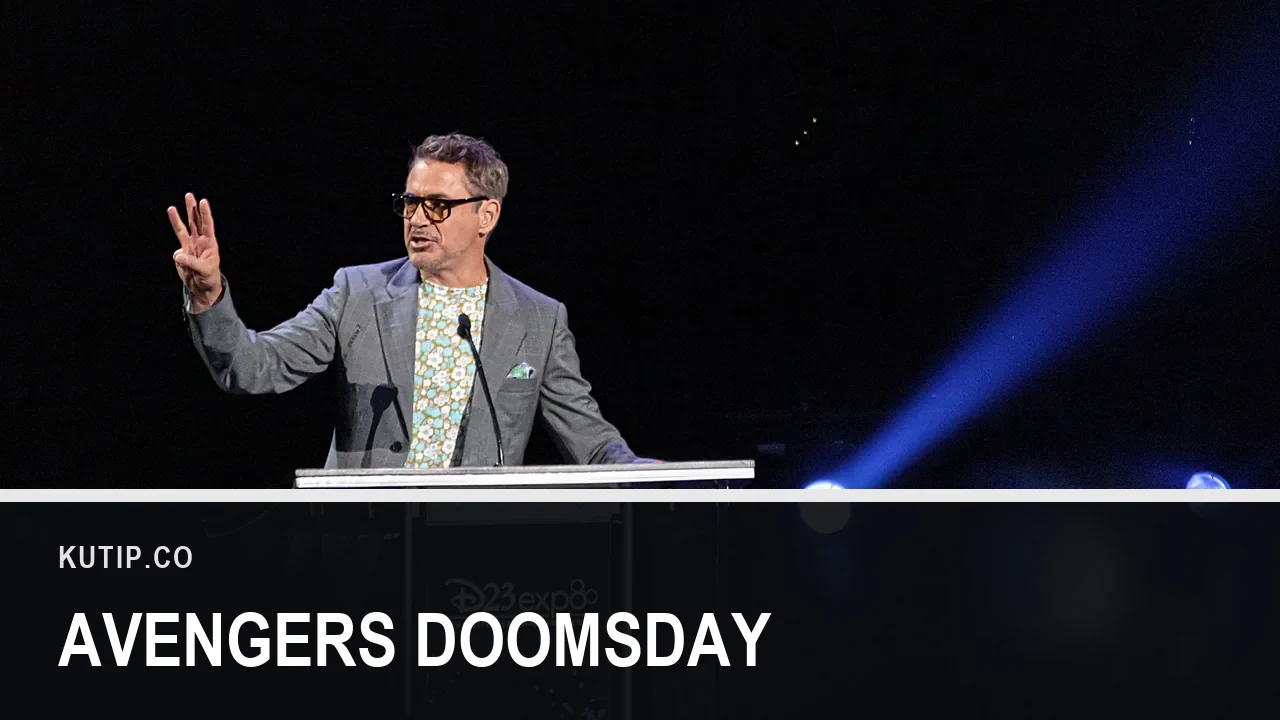 Robert Downey Jr. berbicara di podium D23 Expo, dengan teks Avengers Doomsday di bawahnya