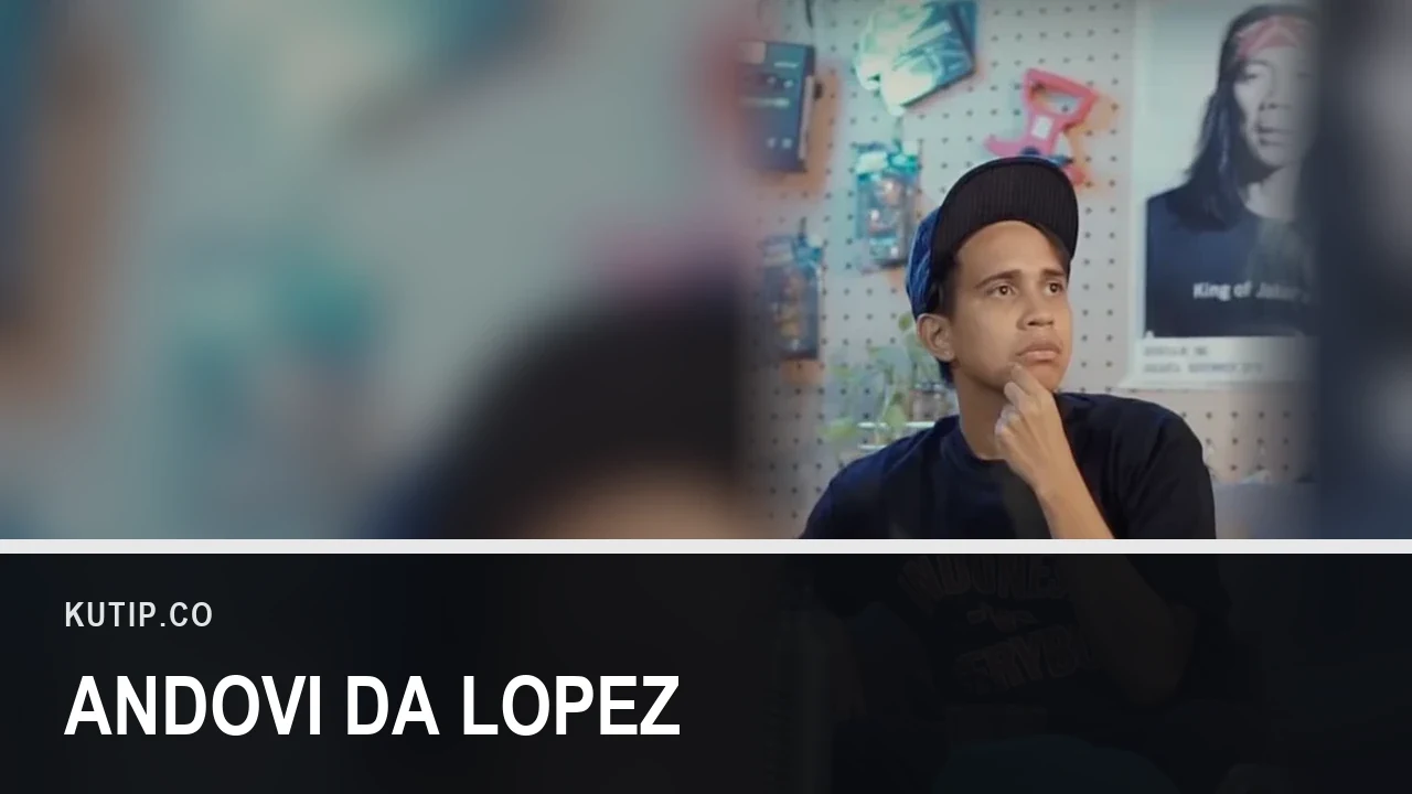Aktor Andovi da Lopez mengenakan topi rajut duduk sambil menopang dagu pada 2019, dengan nama Andovi da Lopez tertulis pada palang di bagian bawah gambar