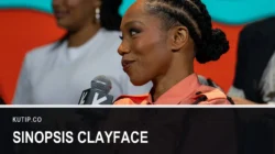Naomi Ackie memegang mikrofon dalam sesi bincang di SXSW, dengan teks Sinopsis Clayface