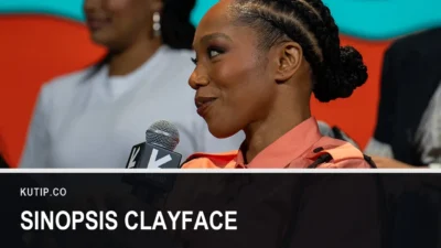 Naomi Ackie memegang mikrofon dalam sesi bincang di SXSW, dengan teks Sinopsis Clayface