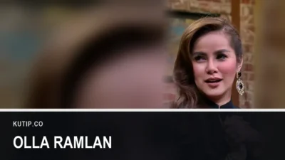 Potret Olla Ramlan mengenakan busana hitam di sebuah program televisi, ditempatkan di sisi kanan bingkai dengan latar buram dari foto yang sama, dengan nama Olla Ramlan pada palang di bagian bawah gambar