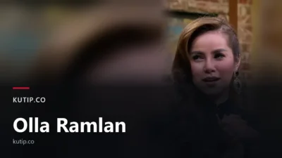 Potret Olla Ramlan mengenakan busana hitam di sebuah program televisi, ditempatkan di sisi kanan bingkai dengan latar buram dari foto yang sama, dengan teks judul Olla Ramlan di bagian bawah gambar