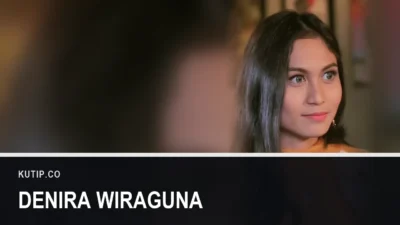 Aktris Denira Wiraguna menatap ke arah kamera di sebuah program televisi, dengan nama Denira Wiraguna tertulis pada palang di bagian bawah gambar