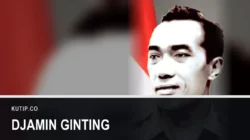 Potret resmi Letjen Djamin Ginting berseragam dengan latar bendera Merah Putih, ditempatkan di sisi kanan bingkai dengan latar buram dari foto yang sama, dengan nama Djamin Ginting tertulis pada palang di bagian bawah gambar