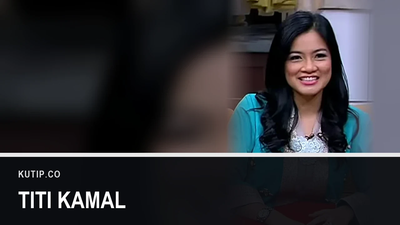 Aktris Titi Kamal mengenakan busana biru dalam sebuah program televisi, ditempatkan di sisi kanan bingkai dengan latar buram dari foto yang sama, dengan nama Titi Kamal tertulis pada palang di bagian bawah gambar
