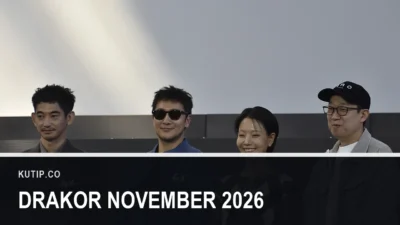 Nagayama Eita, Son Suk-ku, Kim Shin-rock, dan Han Jun-hee berdiri berjajar di acara Busan International Film Festival, dengan teks Drakor November 2026