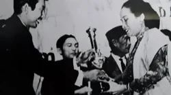 Seorang aktris menerima piala pada Festival Film Indonesia 1967, foto hitam putih