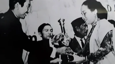 Seorang aktris menerima piala pada Festival Film Indonesia 1967, foto hitam putih