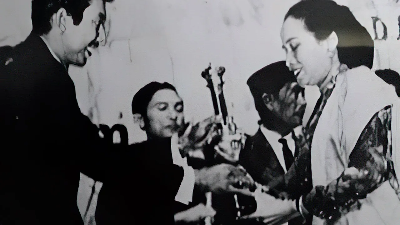 Seorang aktris menerima piala pada Festival Film Indonesia 1967, foto hitam putih