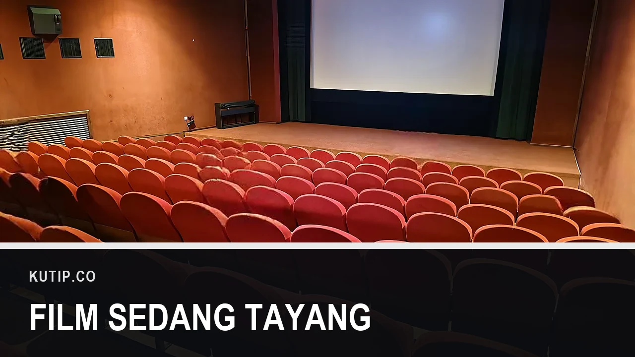 Deretan kursi merah menghadap layar putih di dalam ruang bioskop yang kosong, dengan tulisan Film Sedang Tayang pada palang di bagian bawah gambar